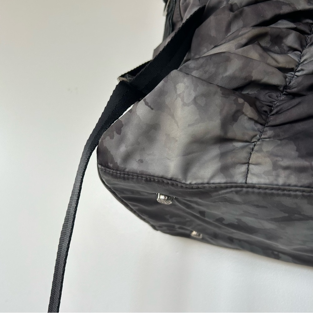 Lululemon Destined for Greatness Duffel
Deep Coal Creekside Camo - Picture 5 of 14